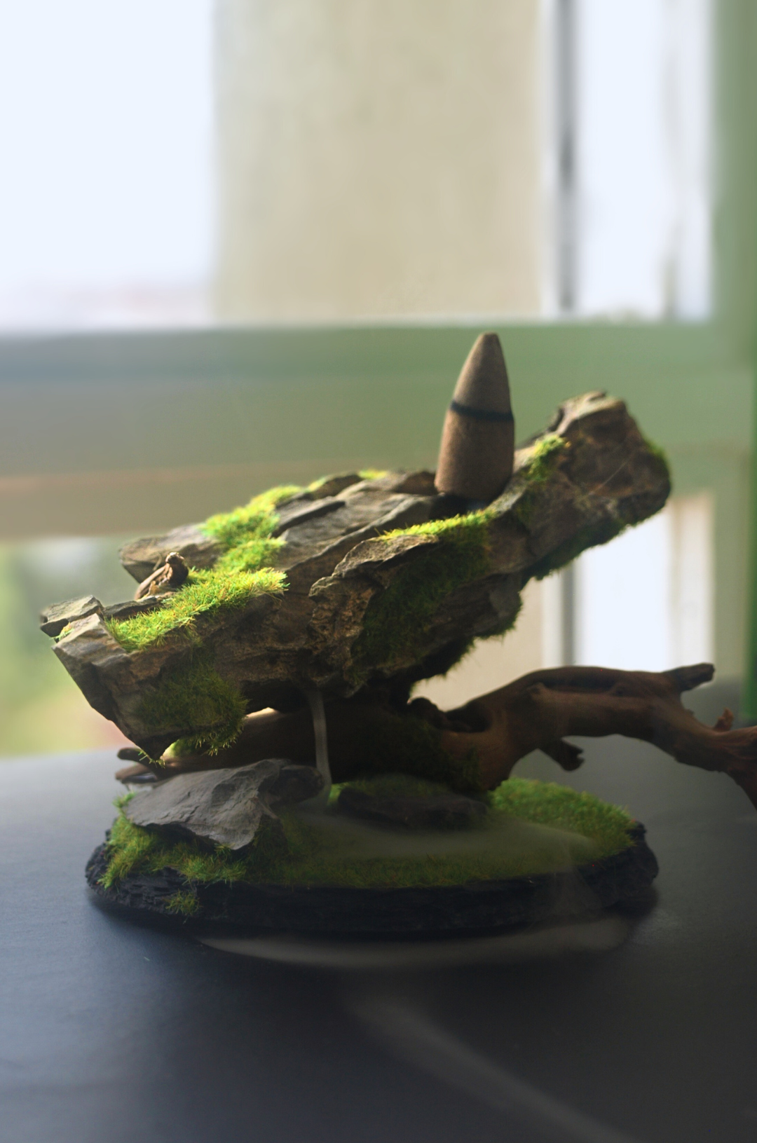 Quemador de incienso artesanal en forma de isla flotante con efecto cascada de humo descendente – Boira Shop